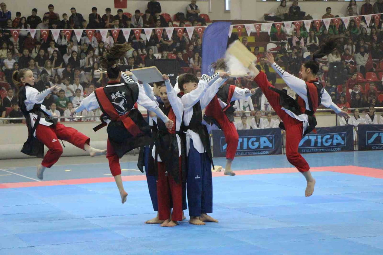 AMASYA SPOR SALONUNDAKİ KUTLAMA, SAYGI DURUŞU VE İSTİKLAL MARŞI’NIN OKUNMASIYLA BAŞLADI.