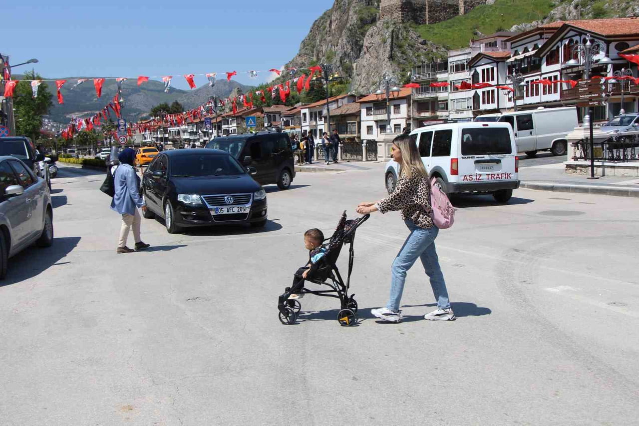 AMASYA, TRAFİKTE KORNA SESİNİN YOK DENECEK BOYUTTA OLMASI VE YOLLARDA ÖNCELİĞİN YAYALARA...