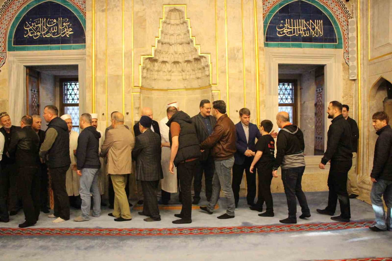 AMASYALILAR, KURBAN BAYRAMI NAMAZI İÇİN KENTTEKİ CAMİLERE AKIN ETTİ. ŞEHZADELER ŞEHRİNİN SİMGE...