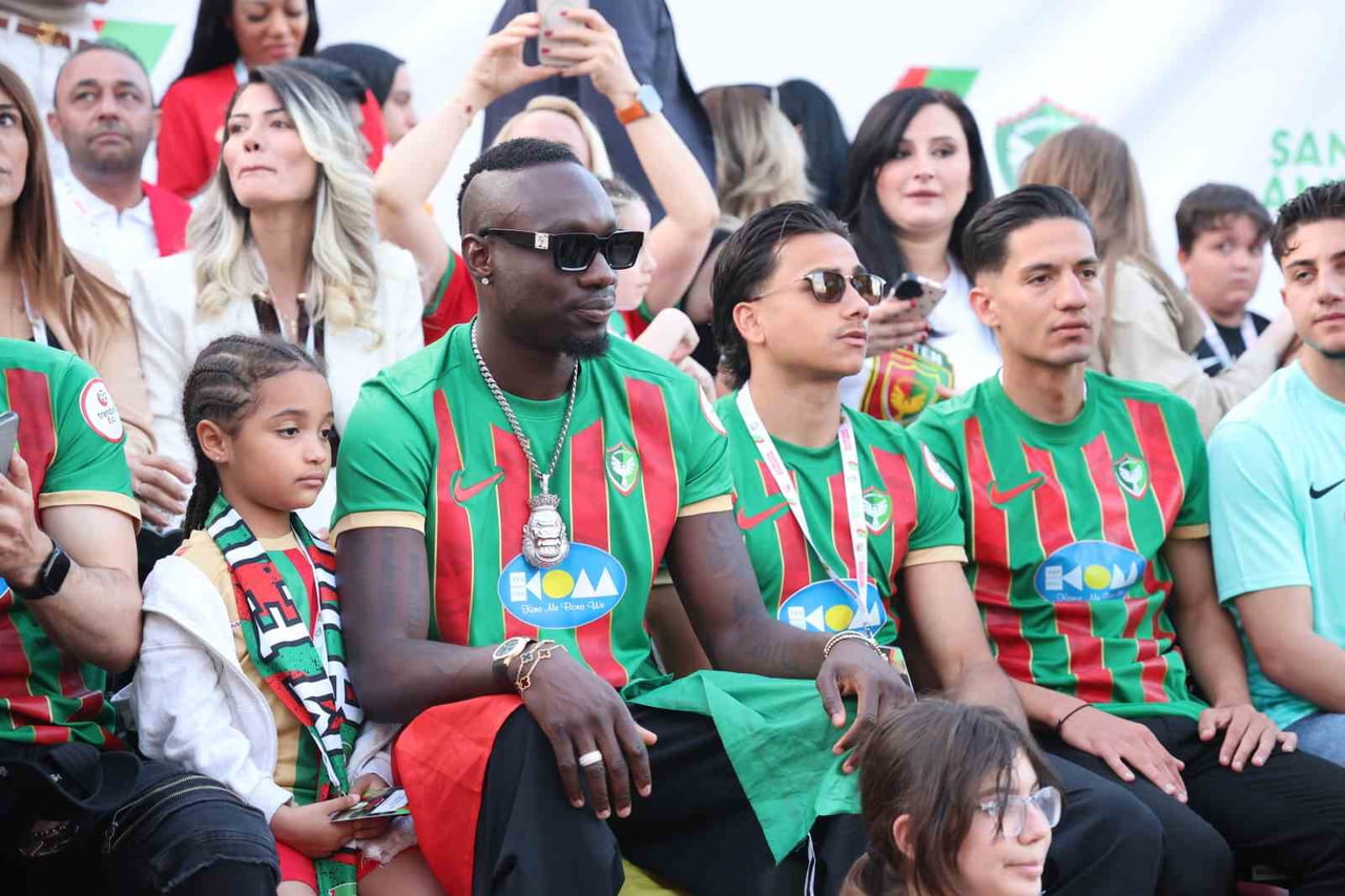 AMED SPORTİF FAALİYETLER KUPAYI KALDIRARAK ŞAMPİYONLUĞU KUTLADI