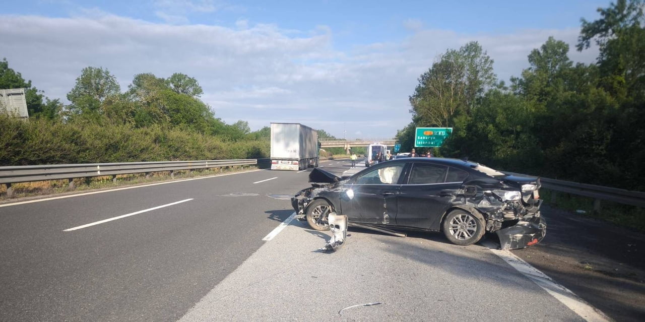 ANADOLU OTOYOLU DÜZCE GEÇİŞİNDE 3 ARACIN KARIŞTIĞI ZİNCİRLEME TRAFİK KAZASINDA 3 KİŞİ...