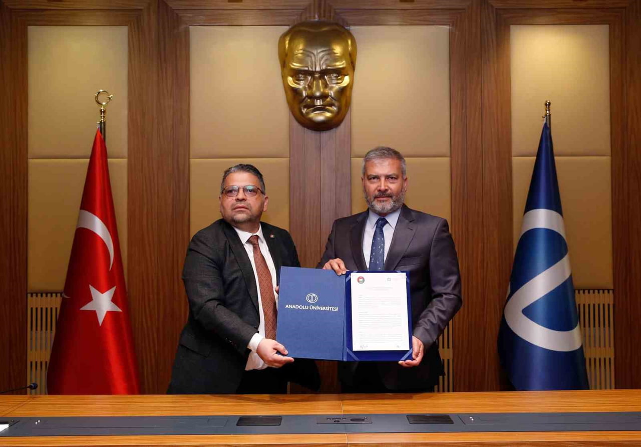 ANADOLU ÜNİVERSİTESİ REKTÖRÜ PROF. DR. YUSUF ADIGÜZEL İLE ESKİŞEHİR BAROSU BAŞKANI AV. BARIŞ...