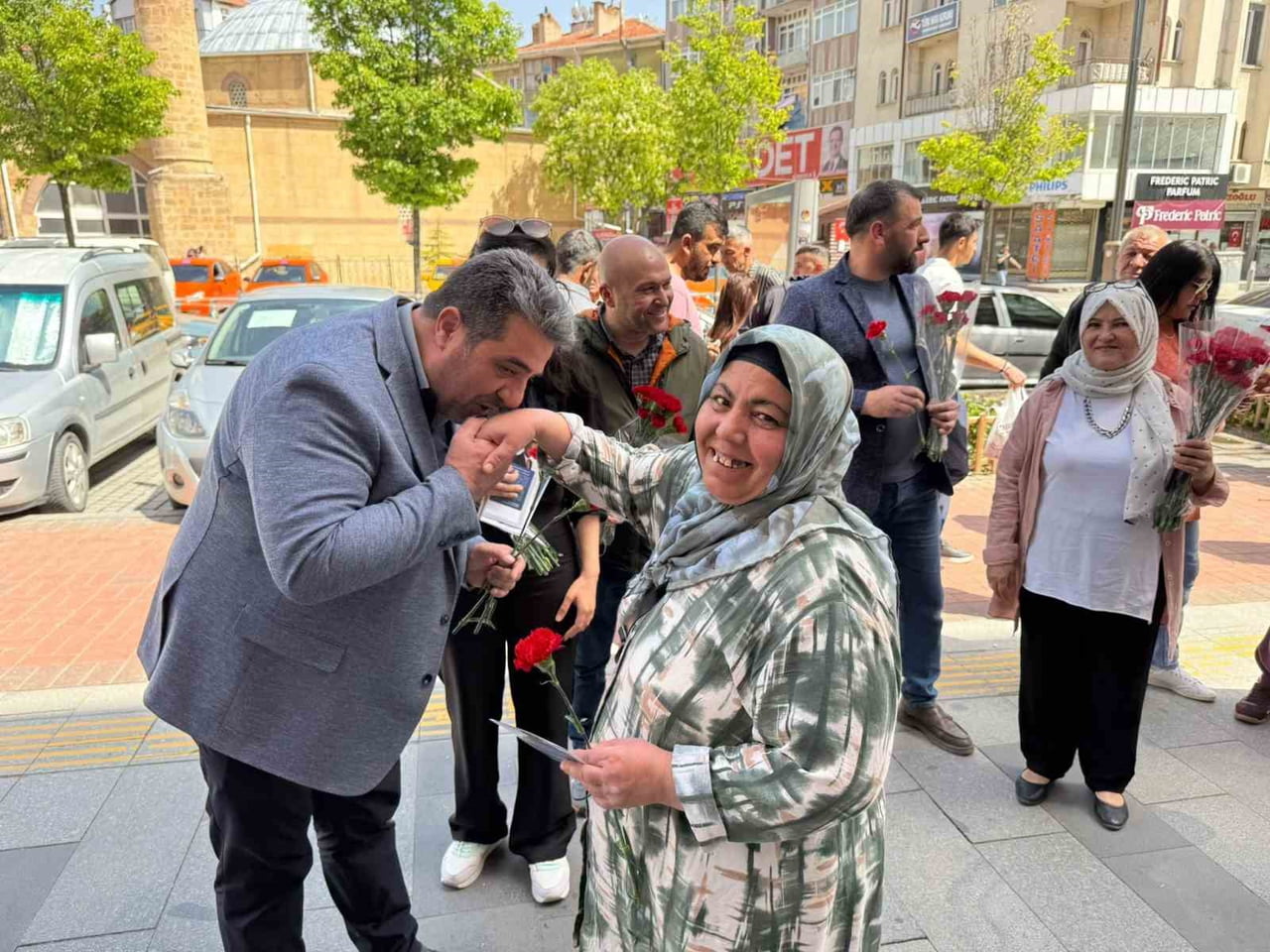 ANAHTAR PARTİ KIRŞEHİR İL TEŞKİLATI, ANNELER GÜNÜ DOLAYISIYLA KENT MERKEZİNDE VATANDAŞLARLA BİR...