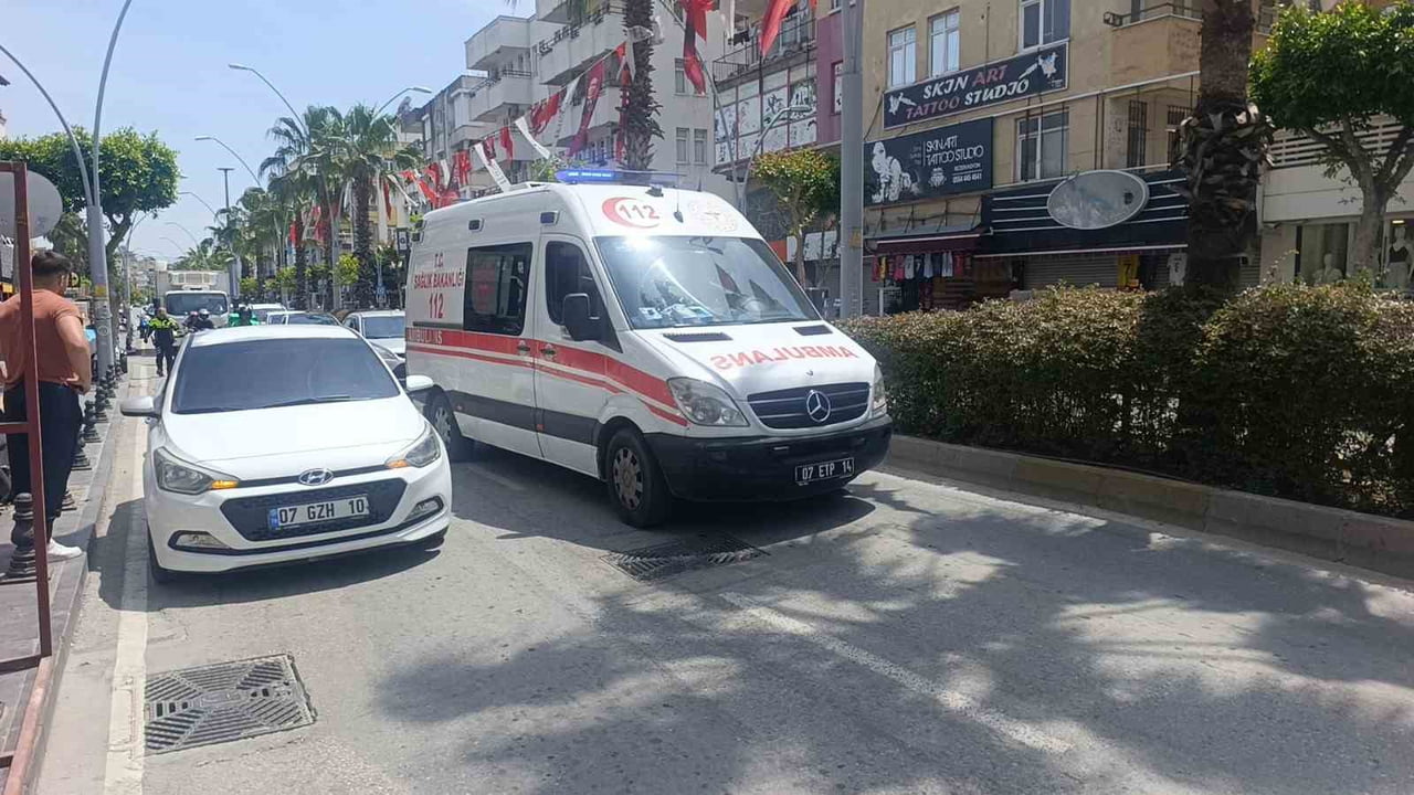 ANAVGAT İLÇESİNDE YOLCU MİNİBÜSÜNÜN YOL VERMESİYLE YAYA GEÇİDİNDEN GEÇMEYE ÇALIŞAN ALMAN TURİSTİN...