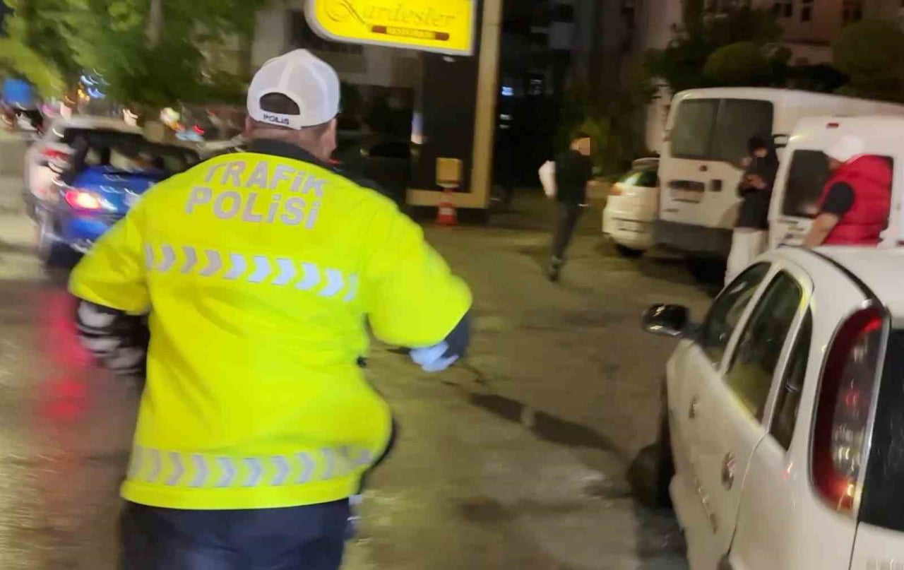 ANBEAN KAMERALARA YANSIYAN KOVALAMA SONRASI YAKALANAN GENÇ GÖZALTINA ALINDI.