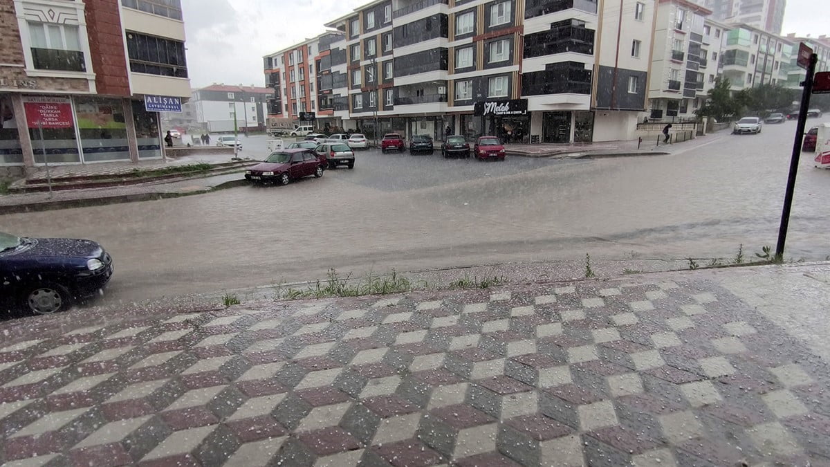 ANKARA'DA ETKİLİ OLAN ŞİDDETLİ YAĞMUR VE DOLU, CADDE VE SOKAKLARDA SU BİRİKİNTİLERİNE YOL...