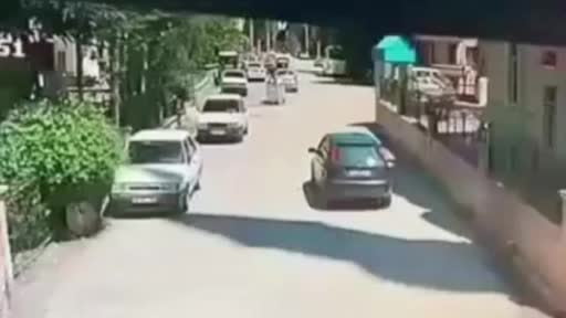 Ankara'da futbolcunun hayatını kaybettiği kazaya ilişkin güvenlik kamera görüntüleri ortaya...
