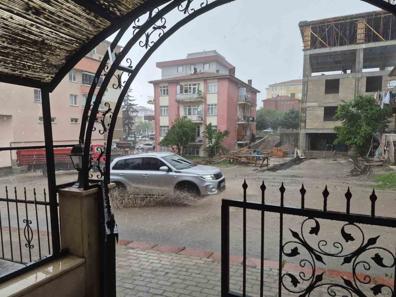 ANKARA'DA ÖĞLE SAATLERİNDE BAŞLAYAN SAĞANAK YAĞIŞ SOKAKLARI GÖLE ÇEVİRDİ.