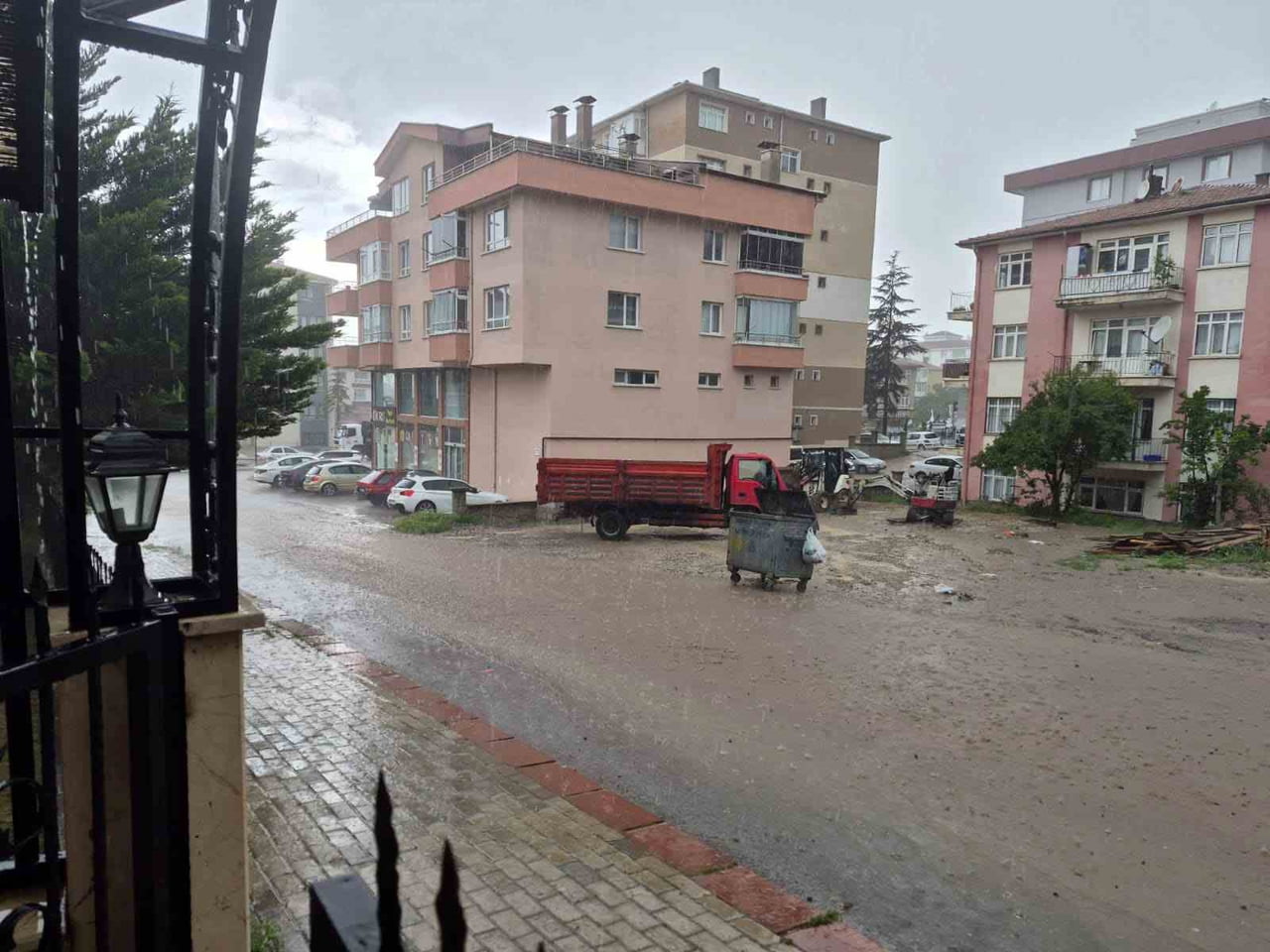 ANKARA'DA ÖĞLE SAATLERİNDE BAŞLAYAN SAĞANAK YAĞIŞ SOKAKLARI GÖLE ÇEVİRDİ.