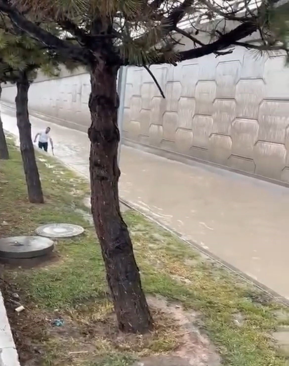 ANKARA'DA ÖĞLEDEN SONRA ETKİLİ OLAN ŞİDDETLİ YAĞMUR, CADDE VE SOKAKLARDA SU BİRİKİNTİLERİNE YOL...