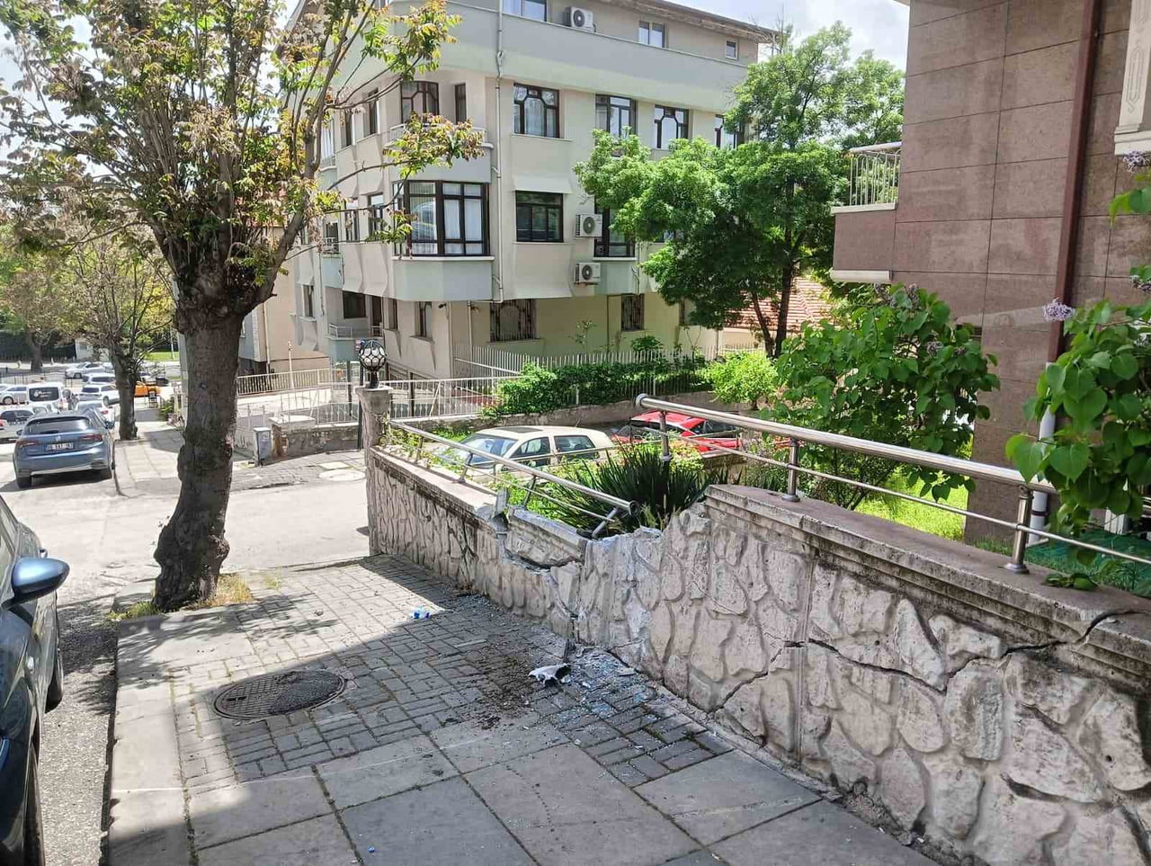 ANKARA'DA YAĞIŞ NEDENİYŞE KAYGANLAŞAN YOLDA SÜRÜCÜSÜNÜN KONTROLÜNÜ KAYBETTİĞİ BELEDİYE OTOBÜSÜ BİR...