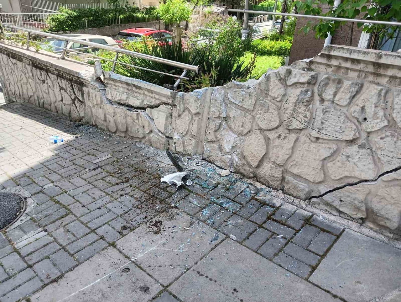 ANKARA'DA YAĞIŞ NEDENİYŞE KAYGANLAŞAN YOLDA SÜRÜCÜSÜNÜN KONTROLÜNÜ KAYBETTİĞİ BELEDİYE OTOBÜSÜ BİR...