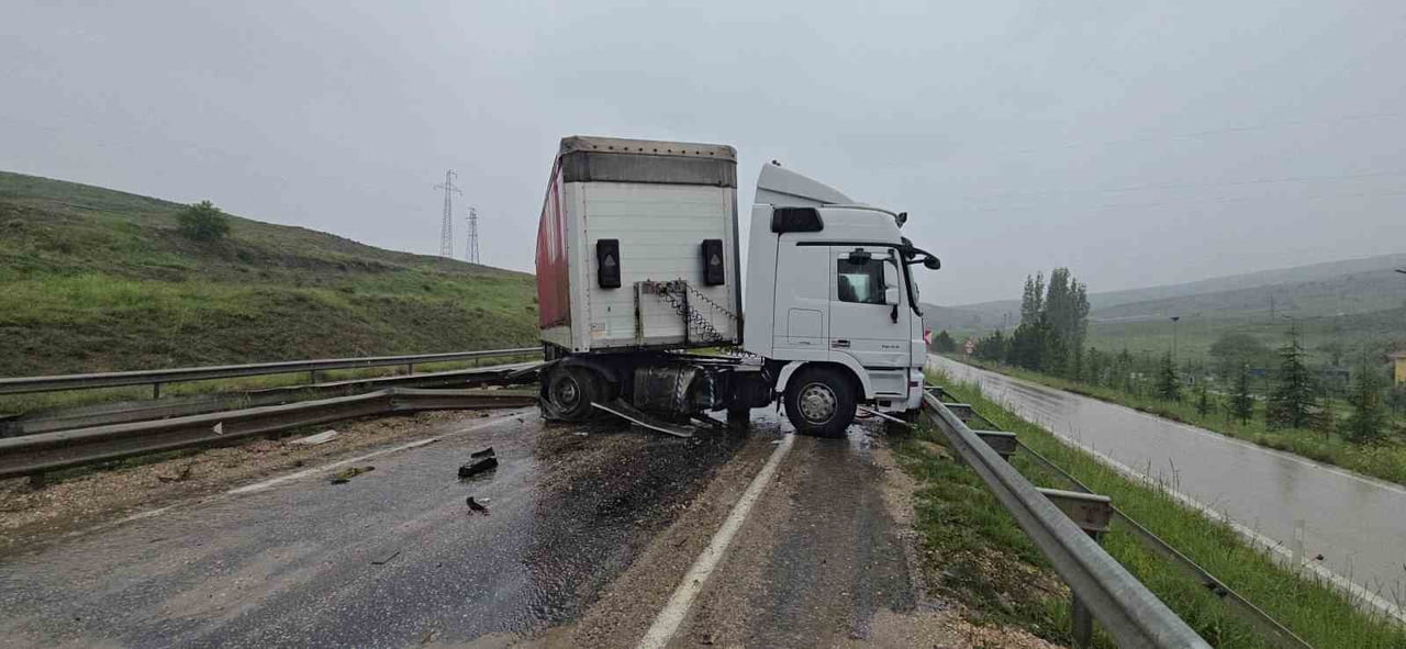 ANKARA'NIN HAYMANA İLÇESİNDE YOLDAN ÇIKARAK KARŞI ŞERİDE GEÇEN TIR İLE MİNİBÜSÜN ÇZARPIŞMASI...