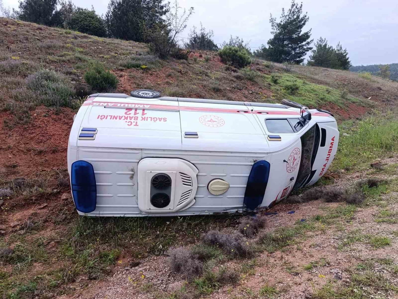 ANKARA'NIN NALLIHAN İLÇESİNDE SEVK EDİLEN HASTAYI TAŞIYAN AMBULANS YAN YATTI.