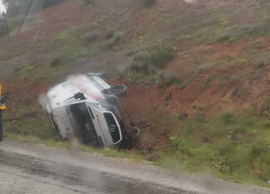 ANKARA'NIN NALLIHAN İLÇESİNDE SEVK EDİLEN HASTAYI TAŞIYAN AMBULANS YAN YATTI.