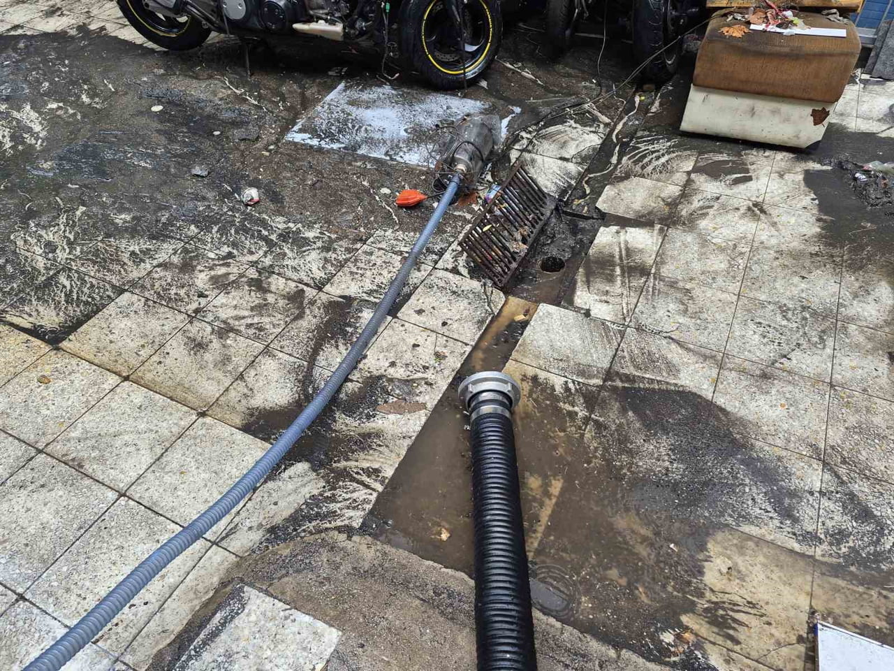 ANKARA'NIN YENİMAHALLE İLÇESİNDE YOĞUN YAĞIŞIN ARDINDAN DÜKKANLARI SEL BASTI.