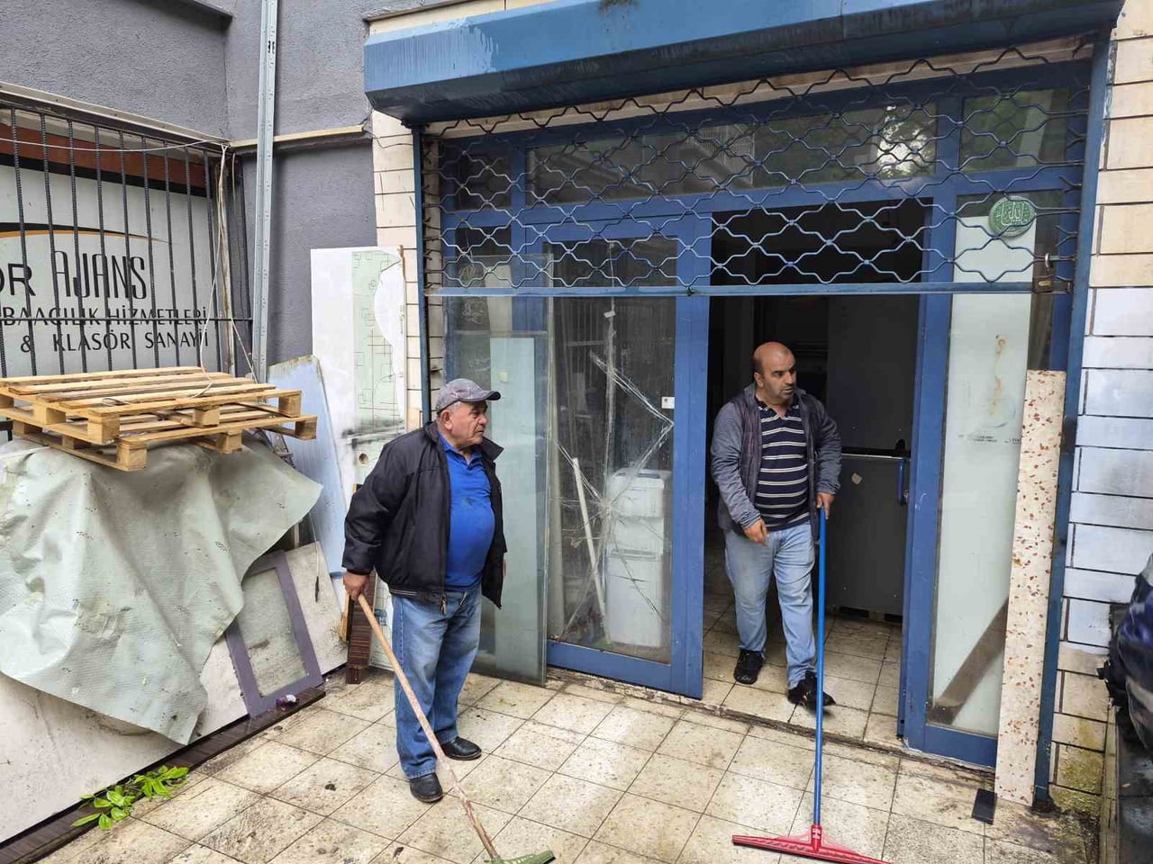 ANKARA'NIN YENİMAHALLE İLÇESİNDE YOĞUN YAĞIŞIN ARDINDAN DÜKKANLARI SEL BASTI.
