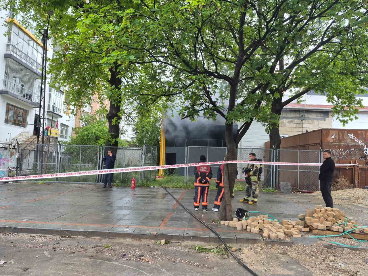 ANKARA BİR TRAFO, BİLİNMEYEN NEDENLE YANARAK PANİĞE NEDEN OLDU. YANGIN, İTFAİYE EKİPLERİNİN...