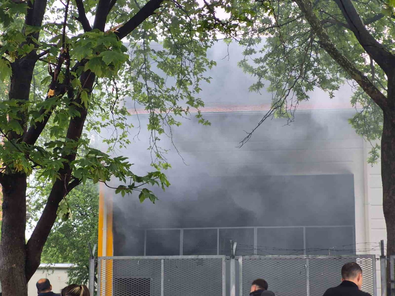 ANKARA BİR TRAFO, BİLİNMEYEN NEDENLE YANARAK PANİĞE NEDEN OLDU. YANGIN, İTFAİYE EKİPLERİNİN...