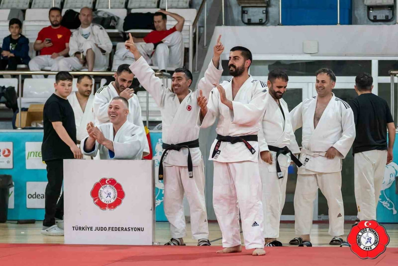 ANKARA’DA DÜZENLENEN VETERANLAR TÜRKİYE JUDO ŞAMPİYONASI’NDA TATAMİYE ÇIKAN YUNUSEMRE...