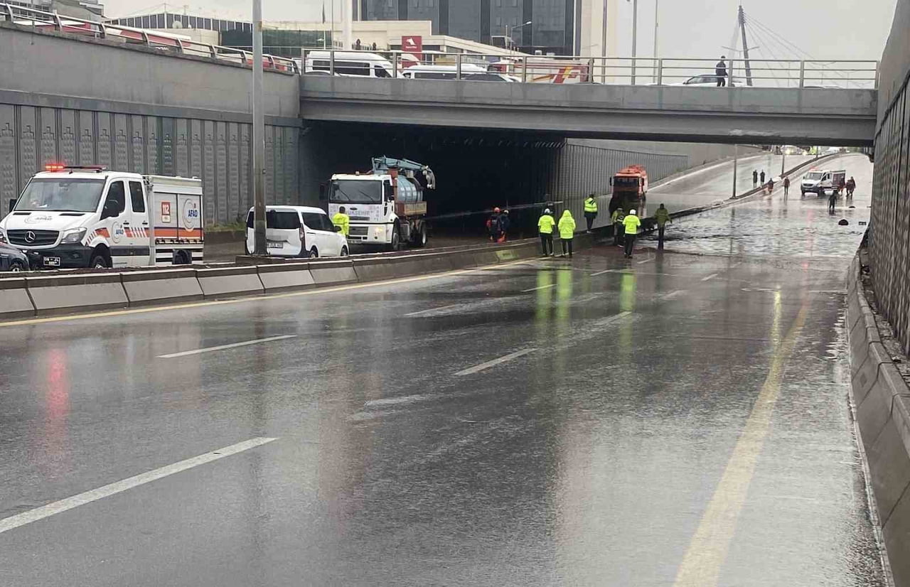 ANKARA’DA ETKİLİ OLAN YAĞIŞIN ARDINDAN ALT GEÇİTLER VE YOLLAR GÖLE DÖNDÜ. YOLLAR...