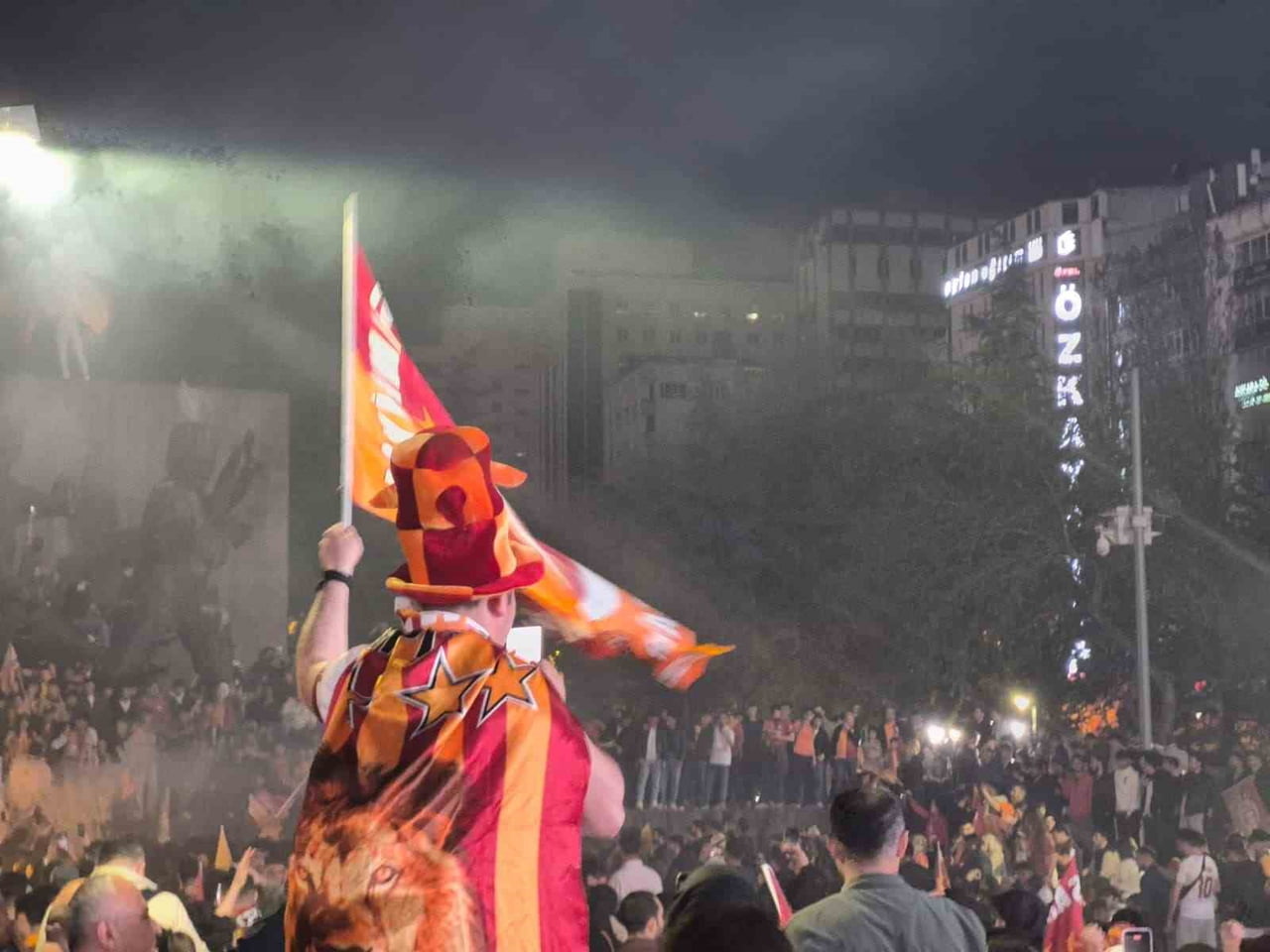 ANKARA’DA GALATASARAYLI VATANDAŞLAR TAKIMLARININ 26. ŞAMPİYONLUĞUNUN MUTLULUĞUNU PAYLAŞTI.