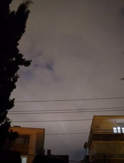 ANKARA’DA GÖKYÜZÜNDE GÖRÜLEN IŞIKLAR GÖRENLERDE MERAK UYANDIRDI.