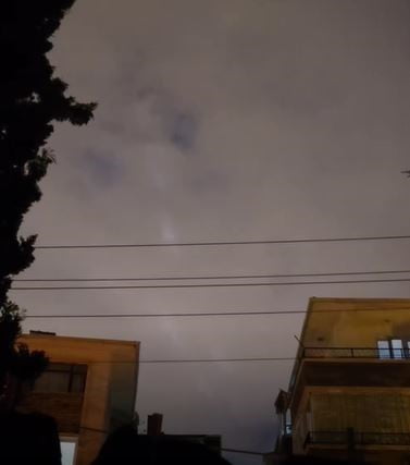 ANKARA’DA GÖKYÜZÜNDE GÖRÜLEN IŞIKLAR GÖRENLERDE MERAK UYANDIRDI.