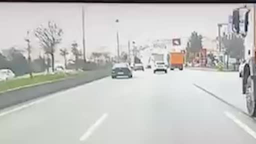 Ankara’da kamyonet otomobile çarptı: 1 yaralı