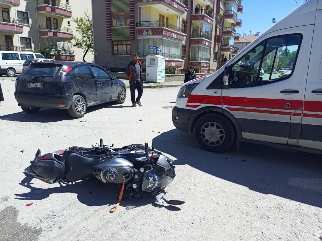 ANKARA’DA, SEYİR HALİNDEKİ MOTOSİKLETİYLE OTOMOBİLE ÇARPMASI SONUCU AĞIR YARALAN KEÇİÖRENGÜCÜ’NÜN...