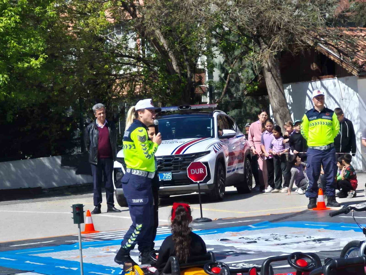 ANKARA’NIN BEYPAZARI İLÇESİNDE BİR OKULDA TRAFİK JANDARMA TİMLERİ TARAFINDAN TRAFİK EĞİTİM...