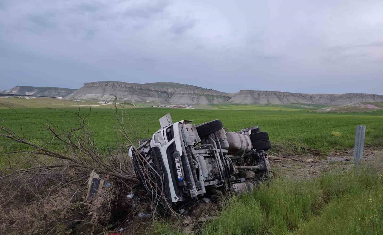 ANKARA’NIN BEYPAZARI İLÇESİNDE BİR TIR ŞARAMPOLE DEVRİLDİ, 1 KİŞİ AĞIR YARALANDI