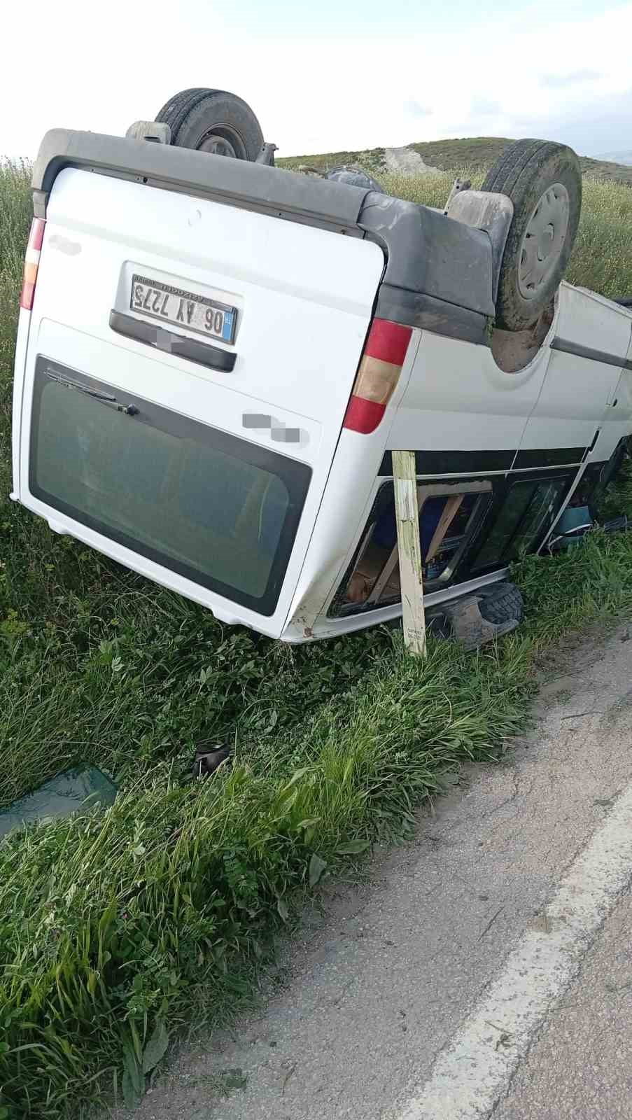 ANKARA’NIN BEYPAZARI İLÇESİNDE KONTROLDEN ÇIKAN MİNİBÜSÜN DEVRİLMESİ SONUCU MEYDANA GELEN KAZADA 1...