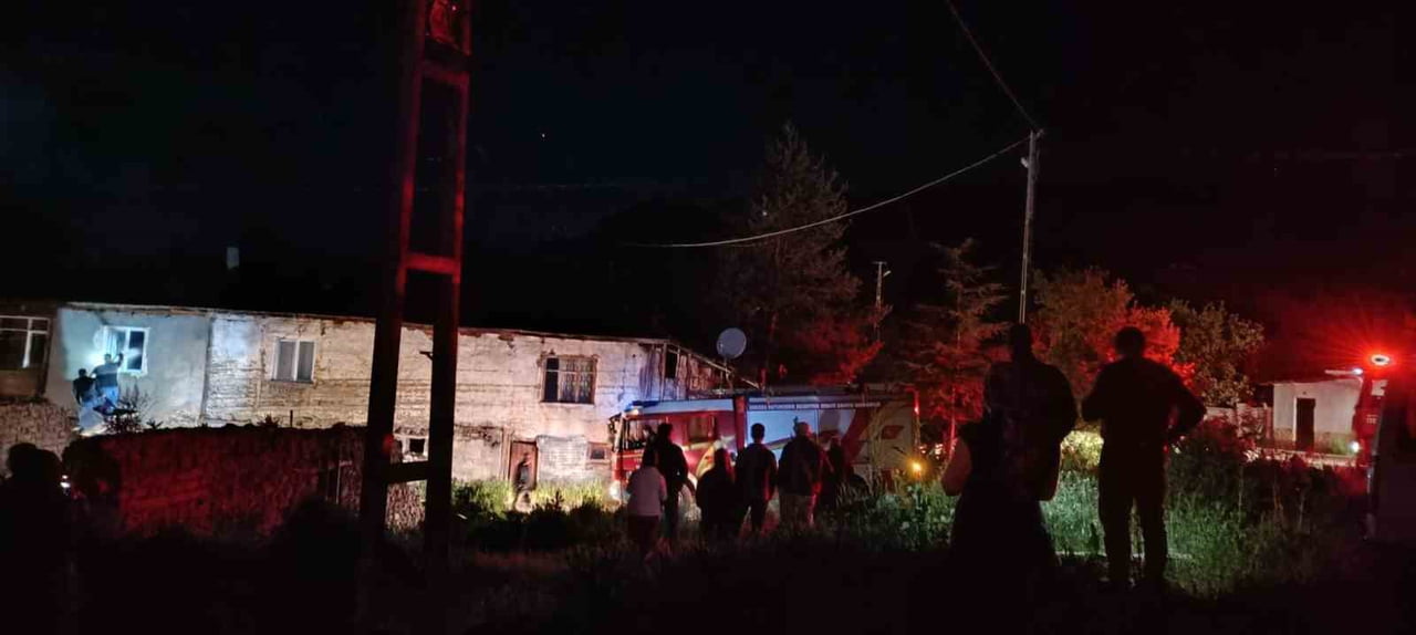ANKARA’NIN ÇUBUK İLÇESİNDE BOŞ BİR EVDE ÇIKAN YANGIN İTFAİYE EKİPLERİ TARAFINDAN...