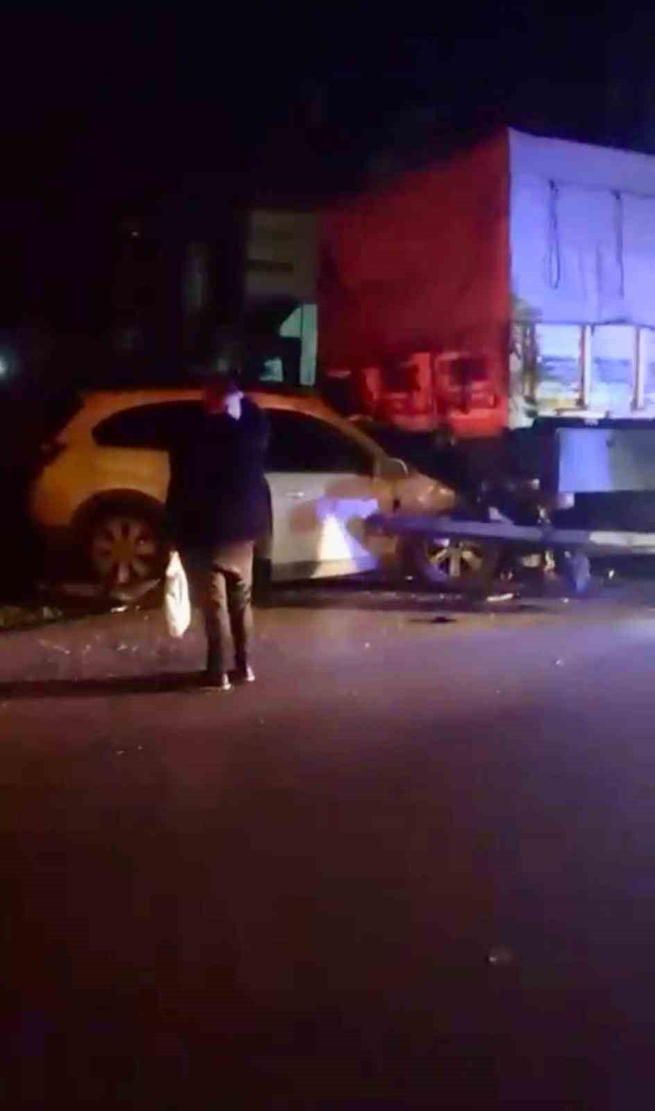 ANKARA’NIN POLATLI İLÇESİNDE GECE SAATLERİNDE TIRA ARKADAN ÇARPAN OTOMOBİLİN SÜRÜCÜSÜ AĞIR...