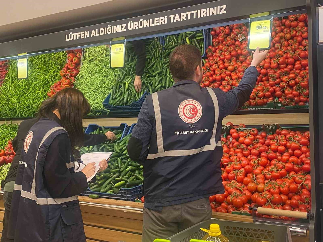 ANKARA TİCARET İL MÜDÜRLÜĞÜ EKİPLERİ, KURBAN BAYRAMI ÖNCESİ ANKARA’DA BİR MARKETTE DENETİM ...