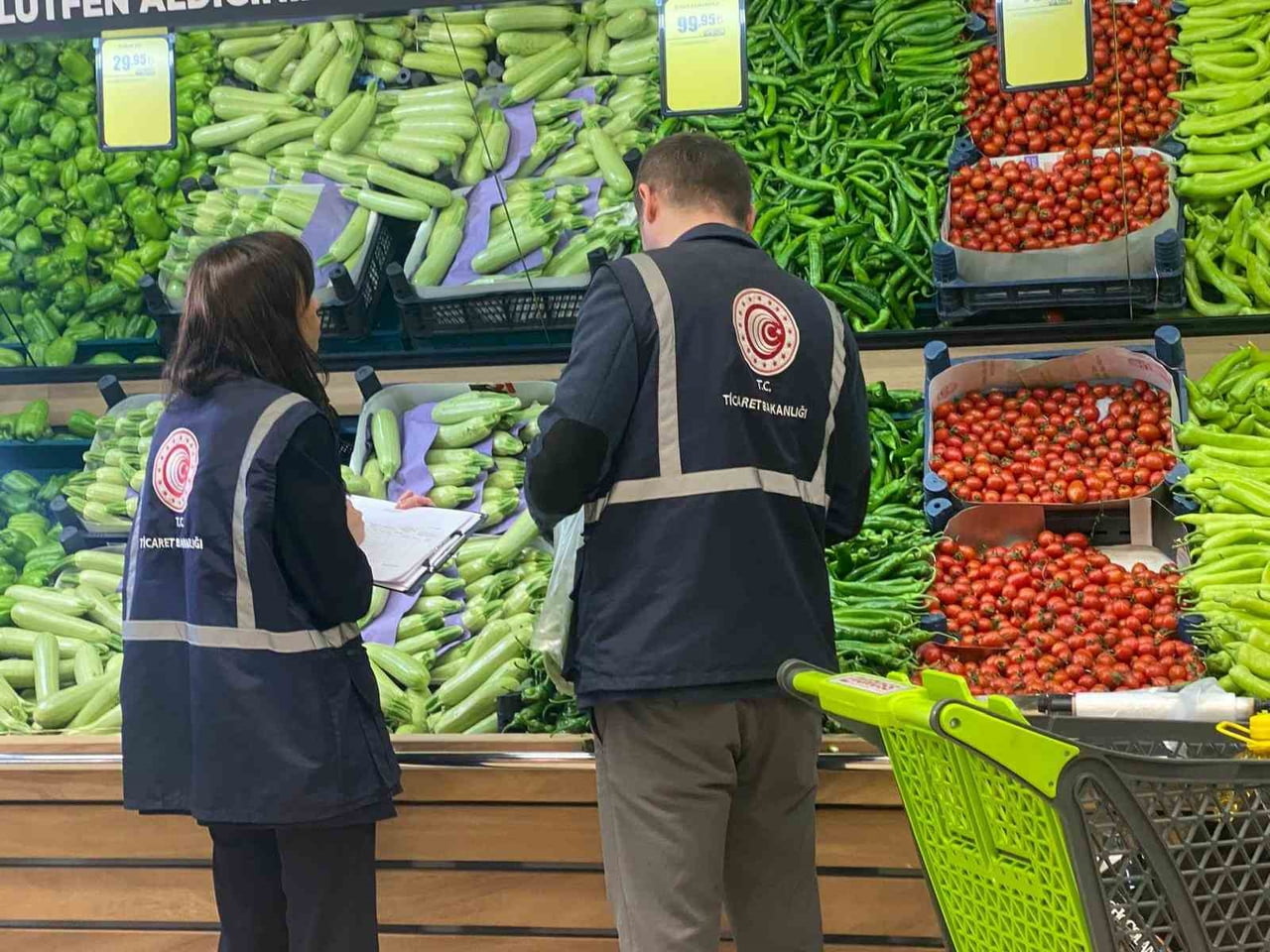 ANKARA TİCARET İL MÜDÜRLÜĞÜ EKİPLERİ, KURBAN BAYRAMI ÖNCESİ ANKARA’DA BİR MARKETTE DENETİM ...