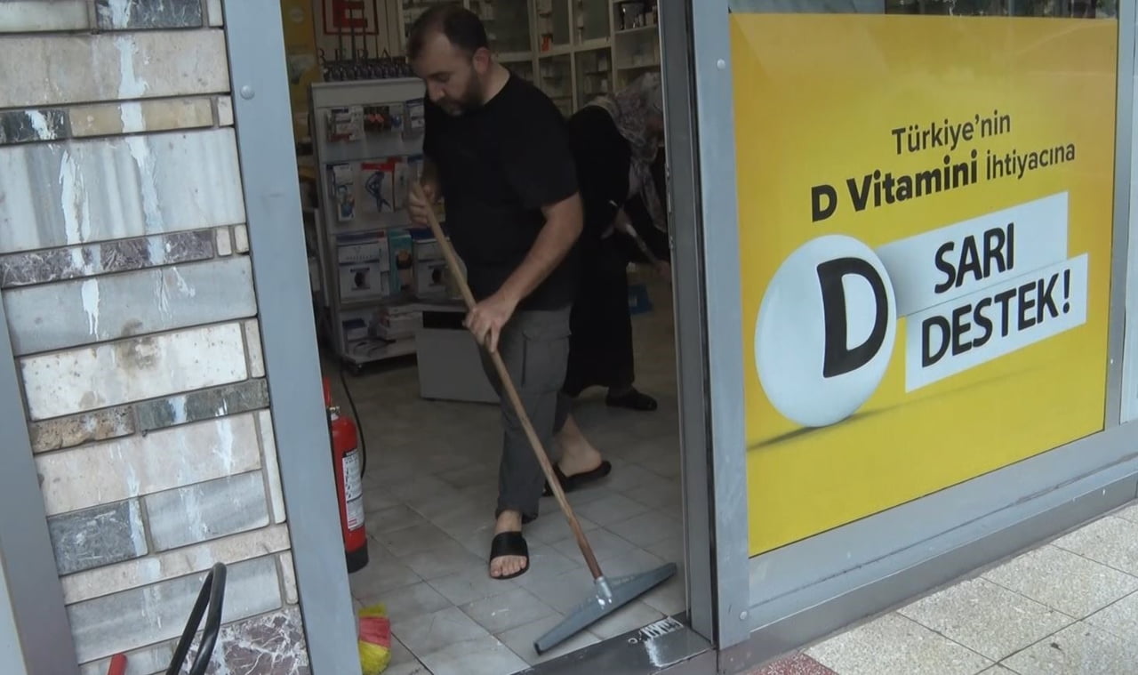 ANKARA YENİMAHALLE’DE ETKİLİ OLAN SAĞANAK YAĞIŞ SONRASI YAŞANAN SEL ,ESNAFI MAĞDUR ETTİ. İŞ...