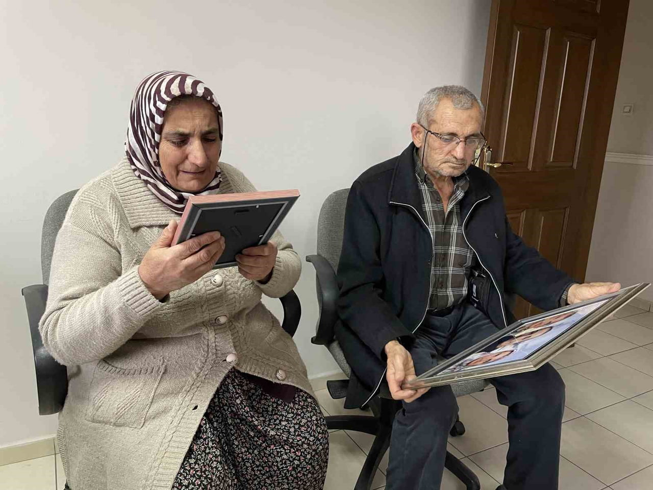 ANNE VE BABA, ÇOCUKLARININ MEZARINA KAVUŞACAĞI GÜNÜ BEKLİYOR.