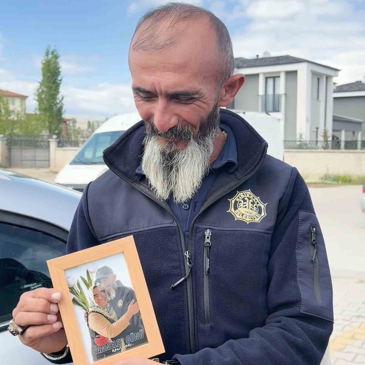 ANNESİ VEFAT EDEN PERSONELE FOTOĞRAF ÇERÇEVESİ HEDİYE EDİLİRKEN