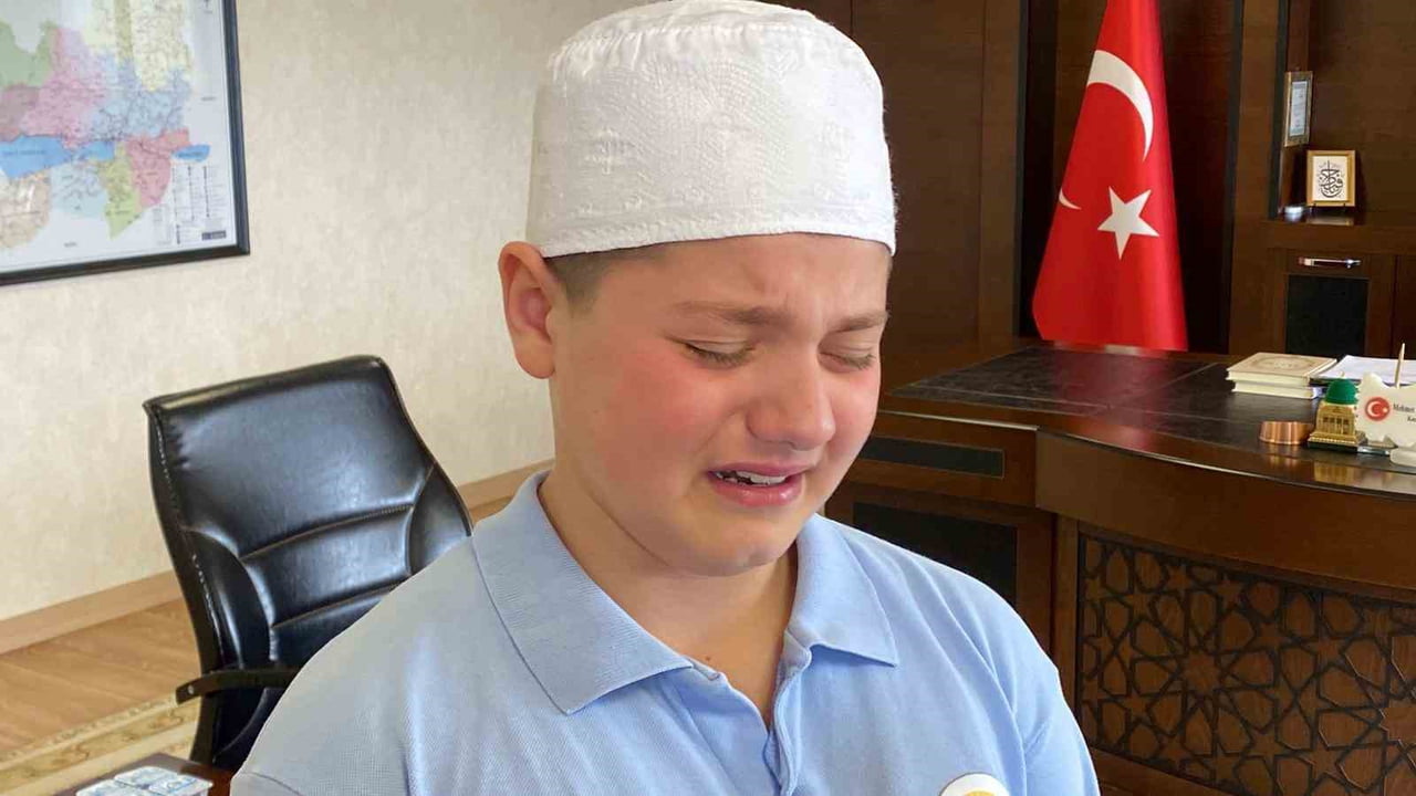 ANNESİNE GÖZYAŞLARIYLA TEŞEKKÜR EDEN ABDULLAH KELEŞ, "BU YOLDA ÇOK ZORLUKLAR ÇEKTİM, ARKAMDA ANNEM...