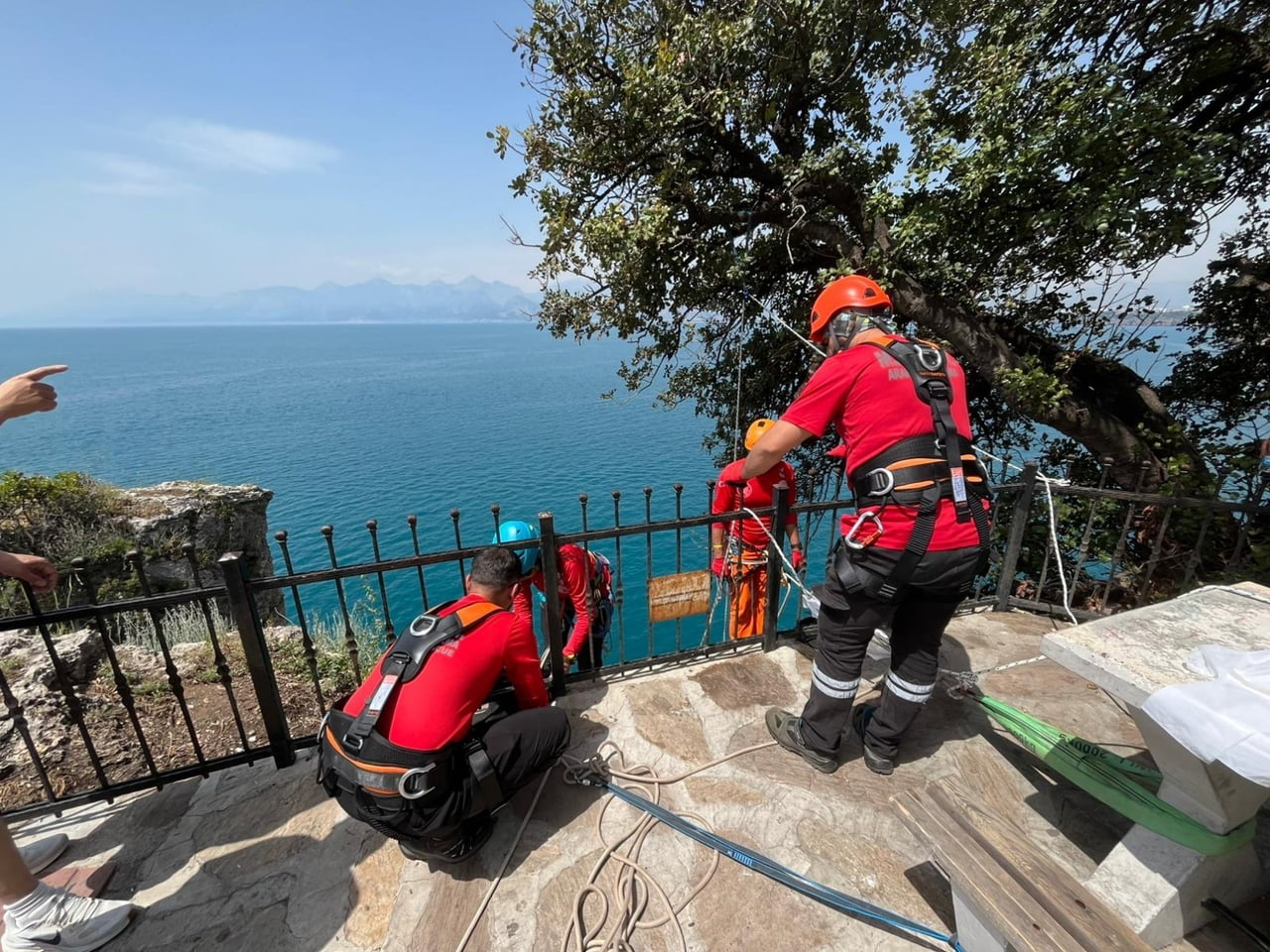ANTALYA'DA 40 METRELİK FALEZLERDE TEMİZLİK YAPILDI