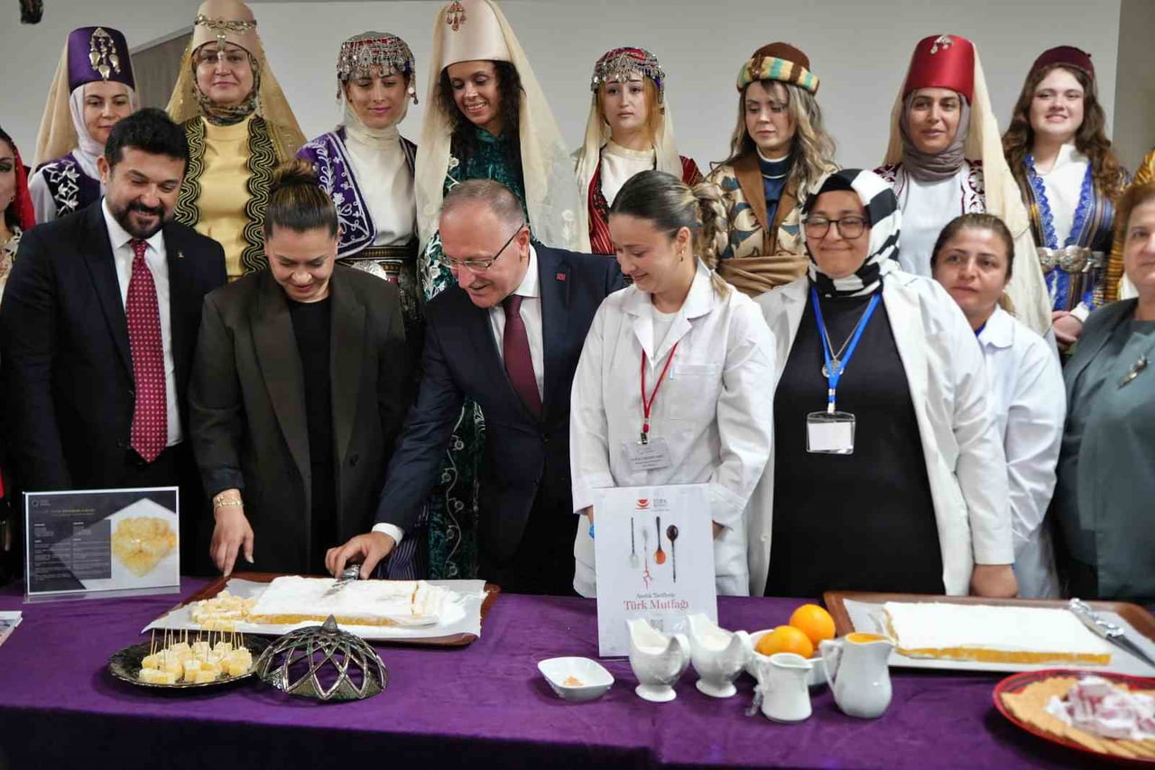 ANTALYA'DA DÜZENLENEN "BİR SOFRADA BİR MİRAS, LOKUMUN KÜLTÜR YOLCULUĞU" ETKİNLİĞİNDE, TÜRK...