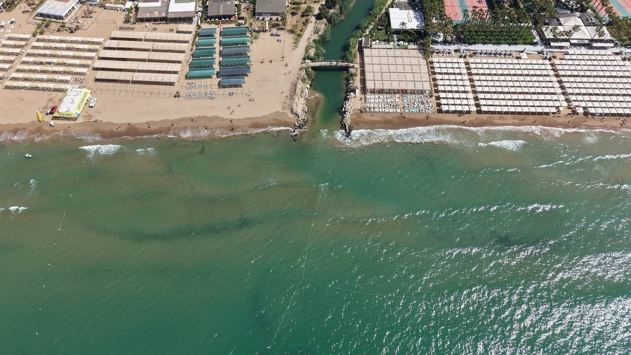 ANTALYA'DA HAYVANSAL ATIKLARININ TAMAMINI DEREYE BOŞALTIP DENİZİ KAHVERENGİYE BÜRÜYEN VE KÖTÜ KOKU...