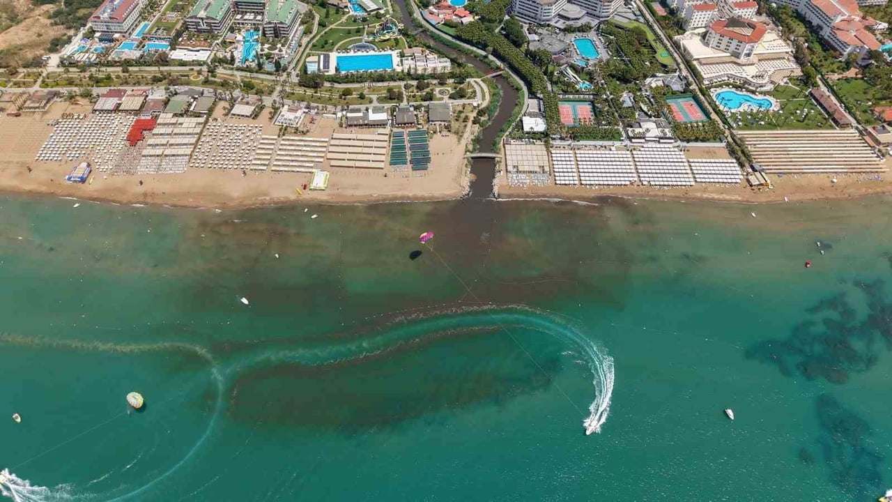 ANTALYA'DA HAYVANSAL ATIKLARININ TAMAMINI DEREYE BOŞALTIP DENİZİ KAHVERENGİYE BÜRÜYEN VE KÖTÜ KOKU...