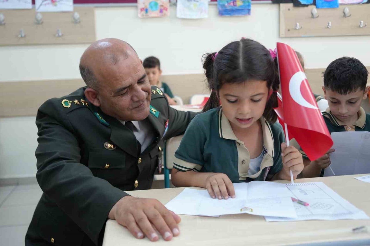 ANTALYA'DA İLKOKUL 1'İNCİ SINIF ÖĞRENCİLERİ, MİLLİ EĞİTİM BAKANLIĞI İLE MİLLİ SAVUNMA BAKANLIĞI İŞ...