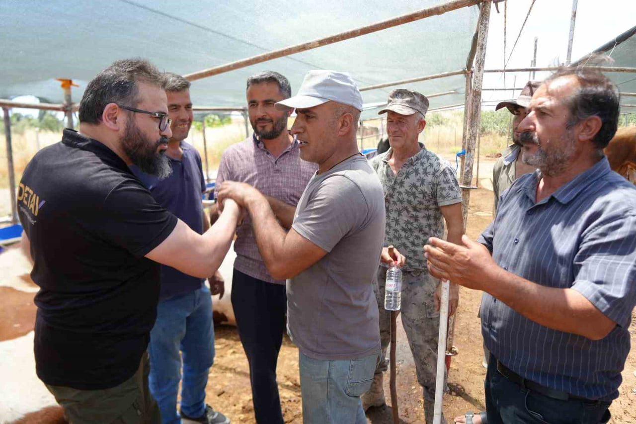 ANTALYA'DA KURBAN BAYRAMI AREFESİNDE HAYVAN PAZARINDA HEM PAZARLIK HEM DE BAYRAM TELAŞI YAŞANDI.