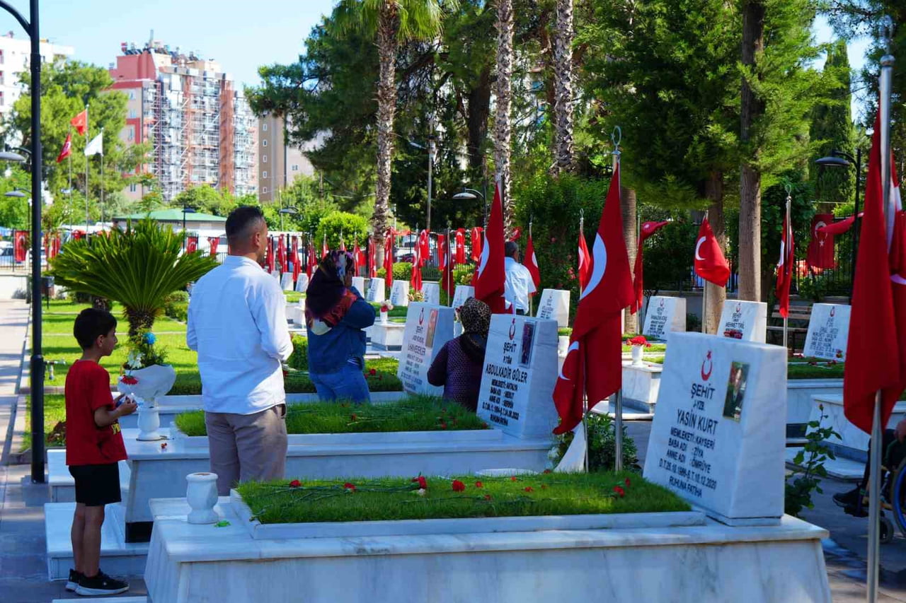 ANTALYA'DA KURBAN BAYRAMI AREFESİNDE UNCALI MEZARLIĞI'NDAKİ ŞEHİTLİKTE DUYGU DOLU ANLAR...