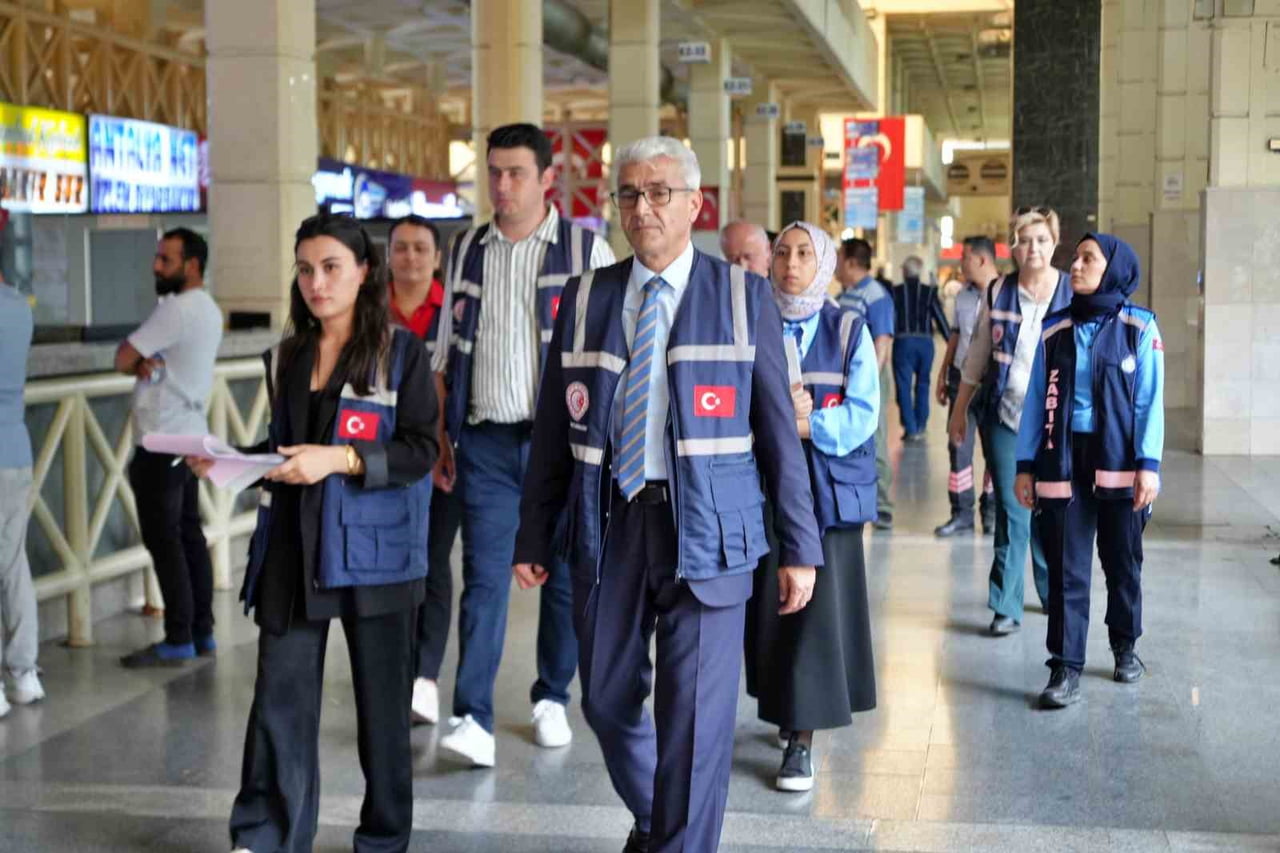 ANTALYA'DA KURBAN BAYRAMI ÖNCESİ YOĞUNLUĞUN YAŞANDIĞI ŞEHİRLERARASI OTOBÜS TERMİNALİNDE TİCARET İL...
