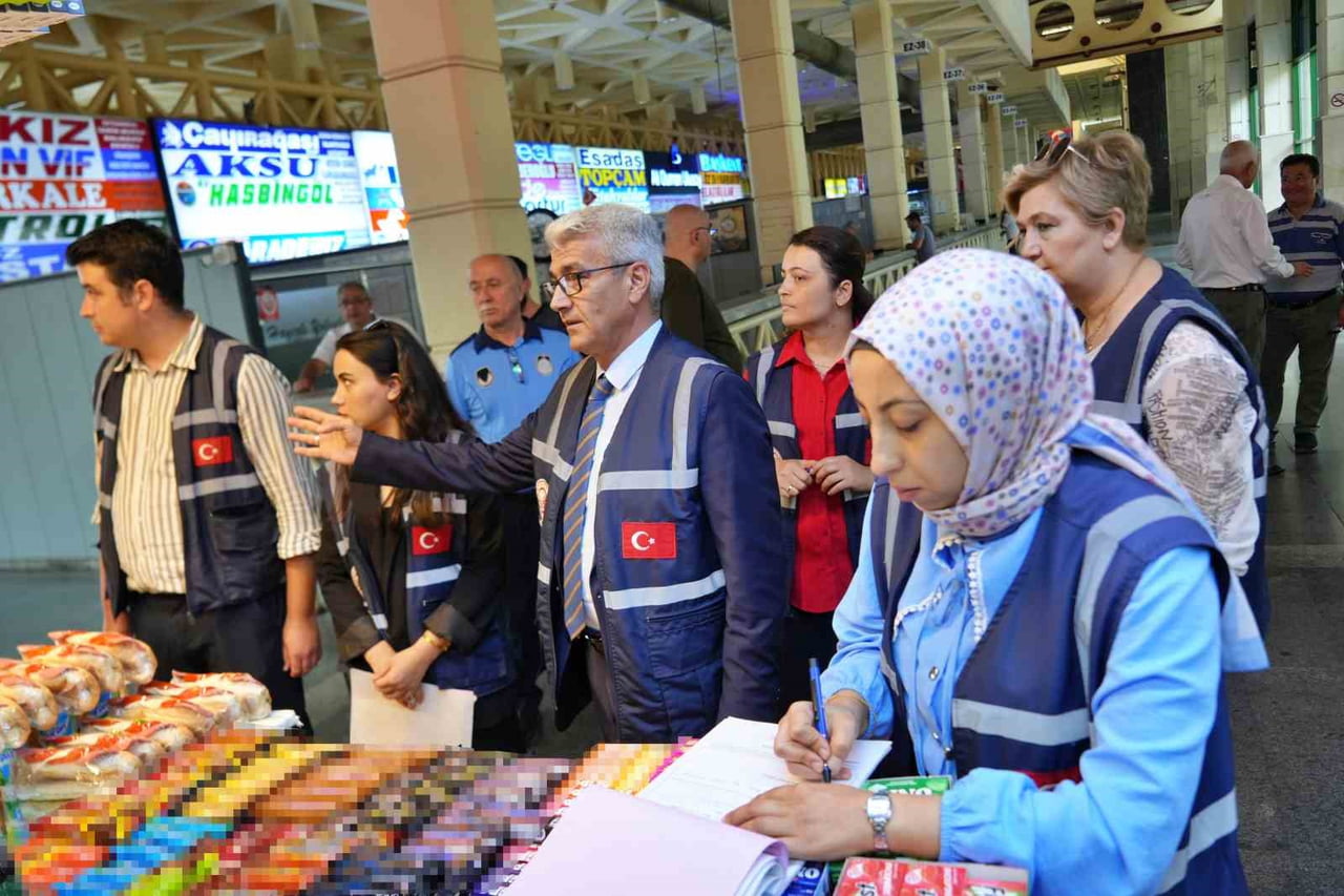 ANTALYA'DA KURBAN BAYRAMI ÖNCESİ YOĞUNLUĞUN YAŞANDIĞI ŞEHİRLERARASI OTOBÜS TERMİNALİNDE TİCARET İL...